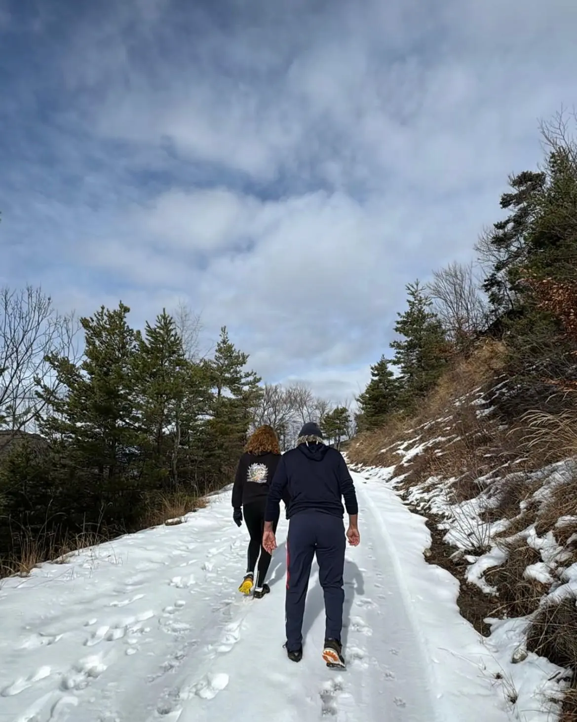 Rachid et Bianca en randonnée dans la neige à Piégut près du lac, en attendant l’ouverture du camping le 2 avril.