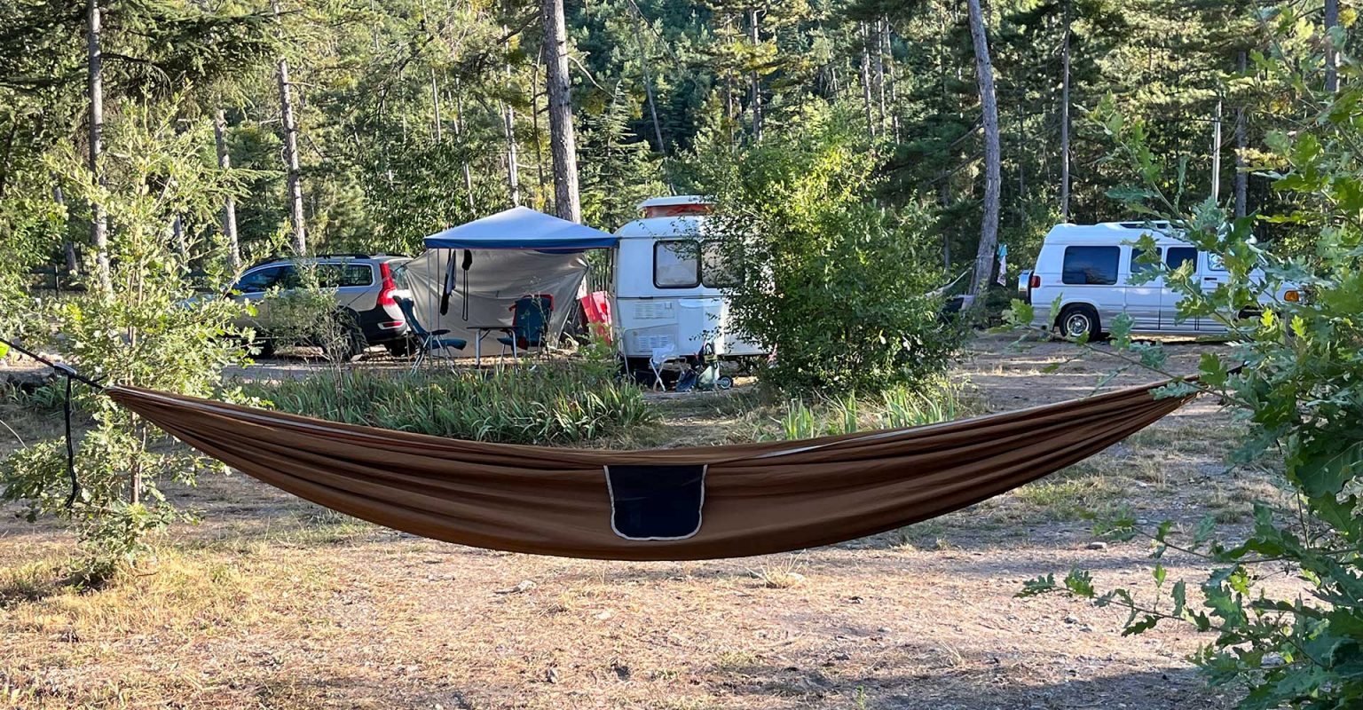 Emplacement de camping avec hangmat sur un camping nature entre Alpes et Provence, idéal pour parachute, parapente et canoë