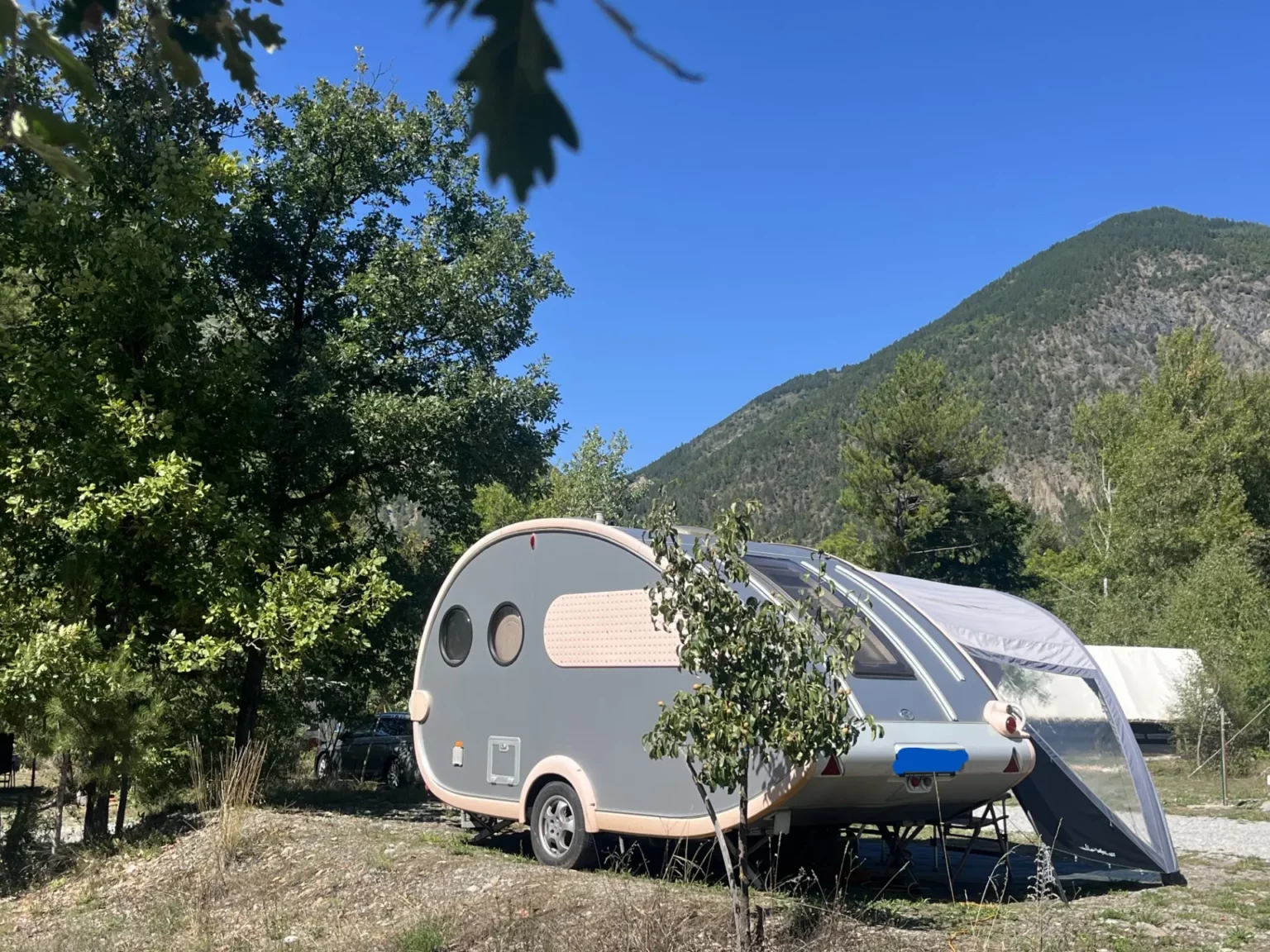 La Caravane Goutte sur un camping nature entre Alpes et Provence, avec activités autour du lac de Serre-Ponçon : paddle, canoë et balades.