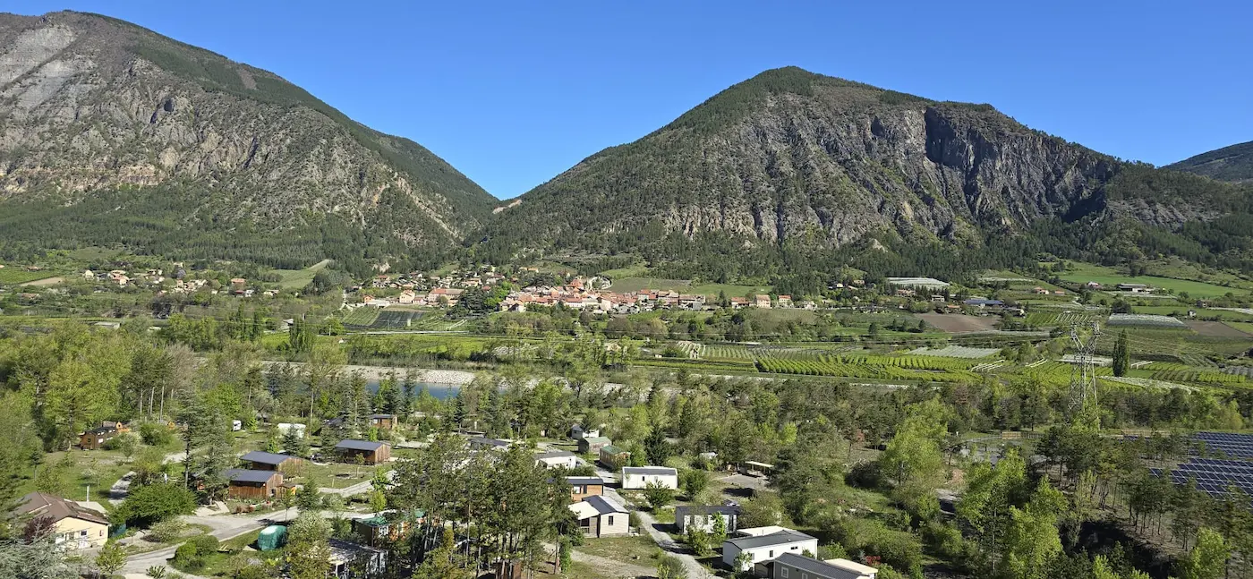 Camping à Gap dans les Alpes verdoyantes, avec mobil-homes et emplacements sous les montagnes, préparation de la saison 2026 en cours